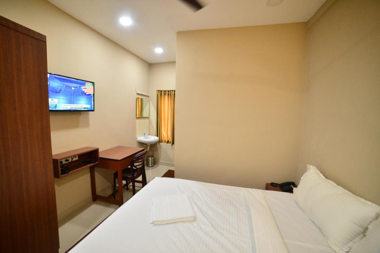 Hotel Priya Kottakkal Exterior photo
