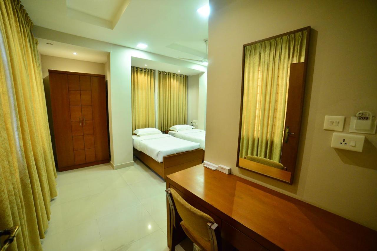 Hotel Priya Kottakkal Exterior photo